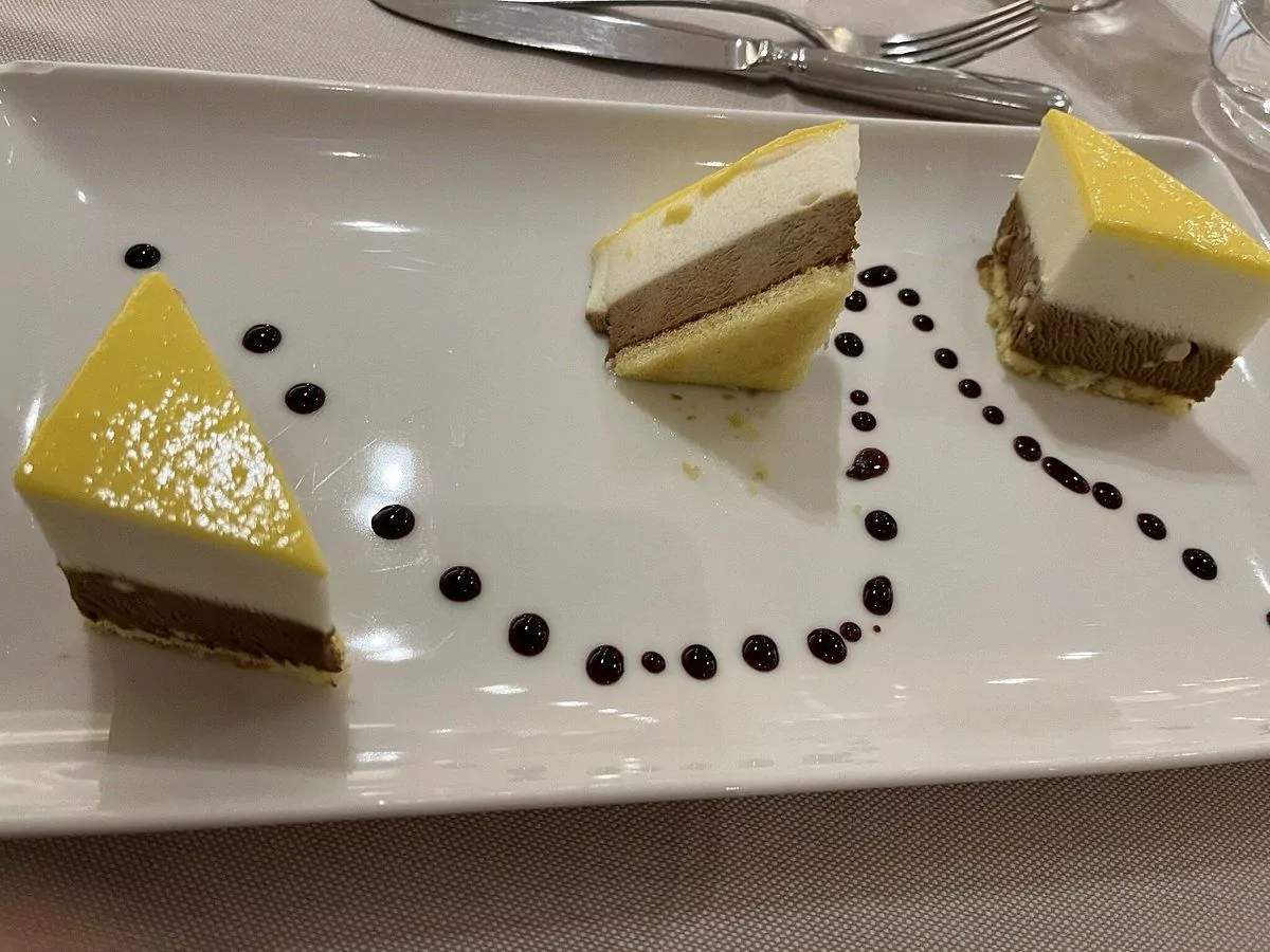 Piatti di cheesecake con decorazione di salsa.