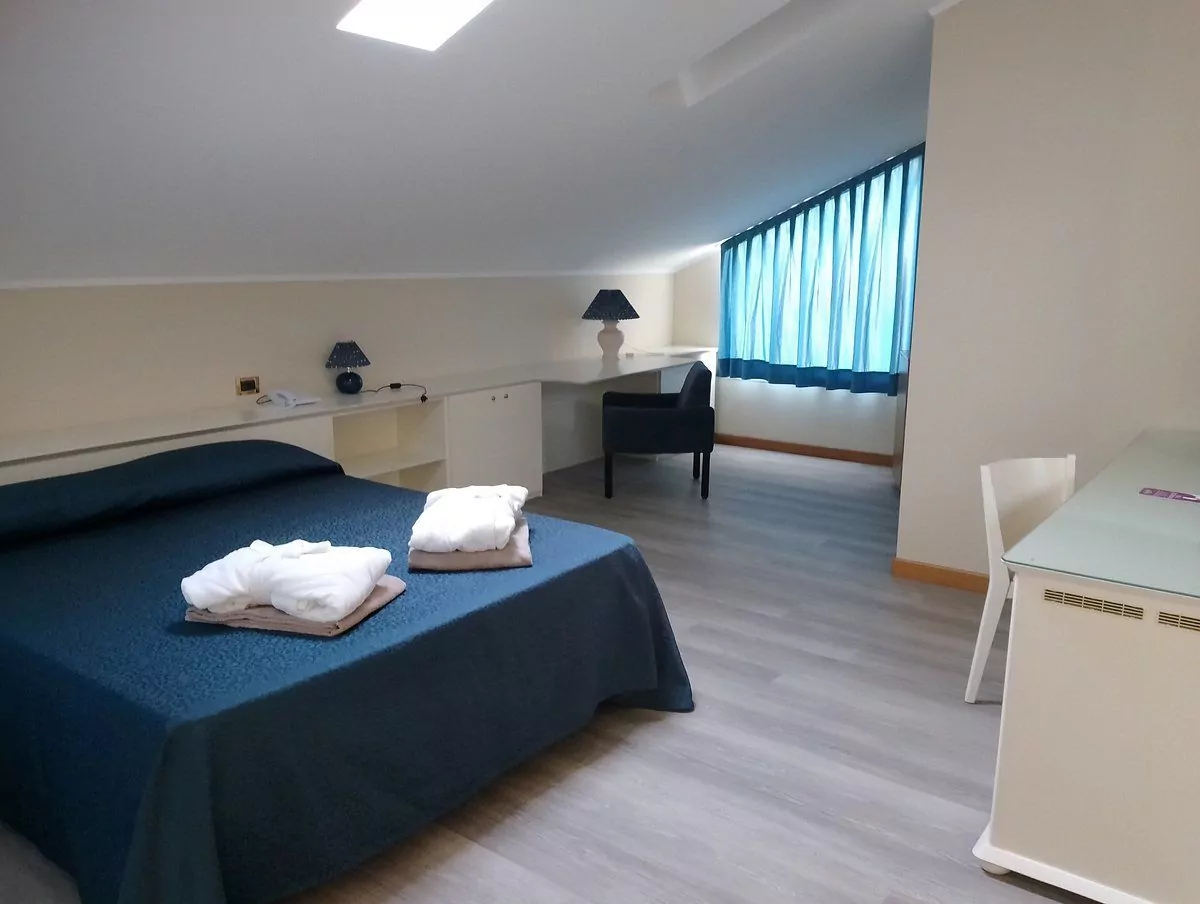 Camera da letto moderna e spaziosa con finestra.