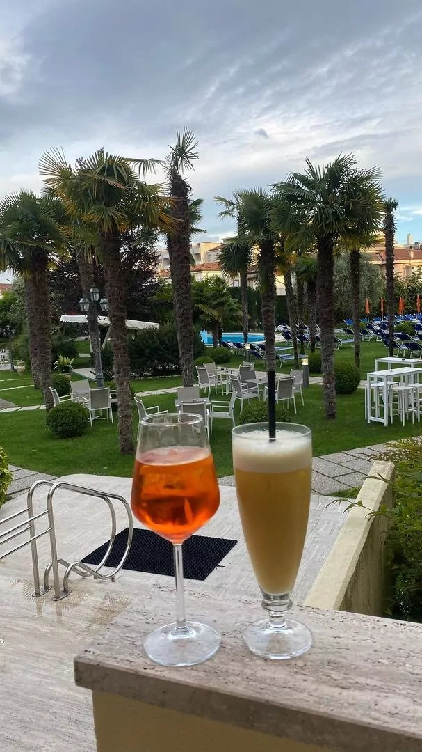 Giardino estivo con bevande rilassanti e palme.