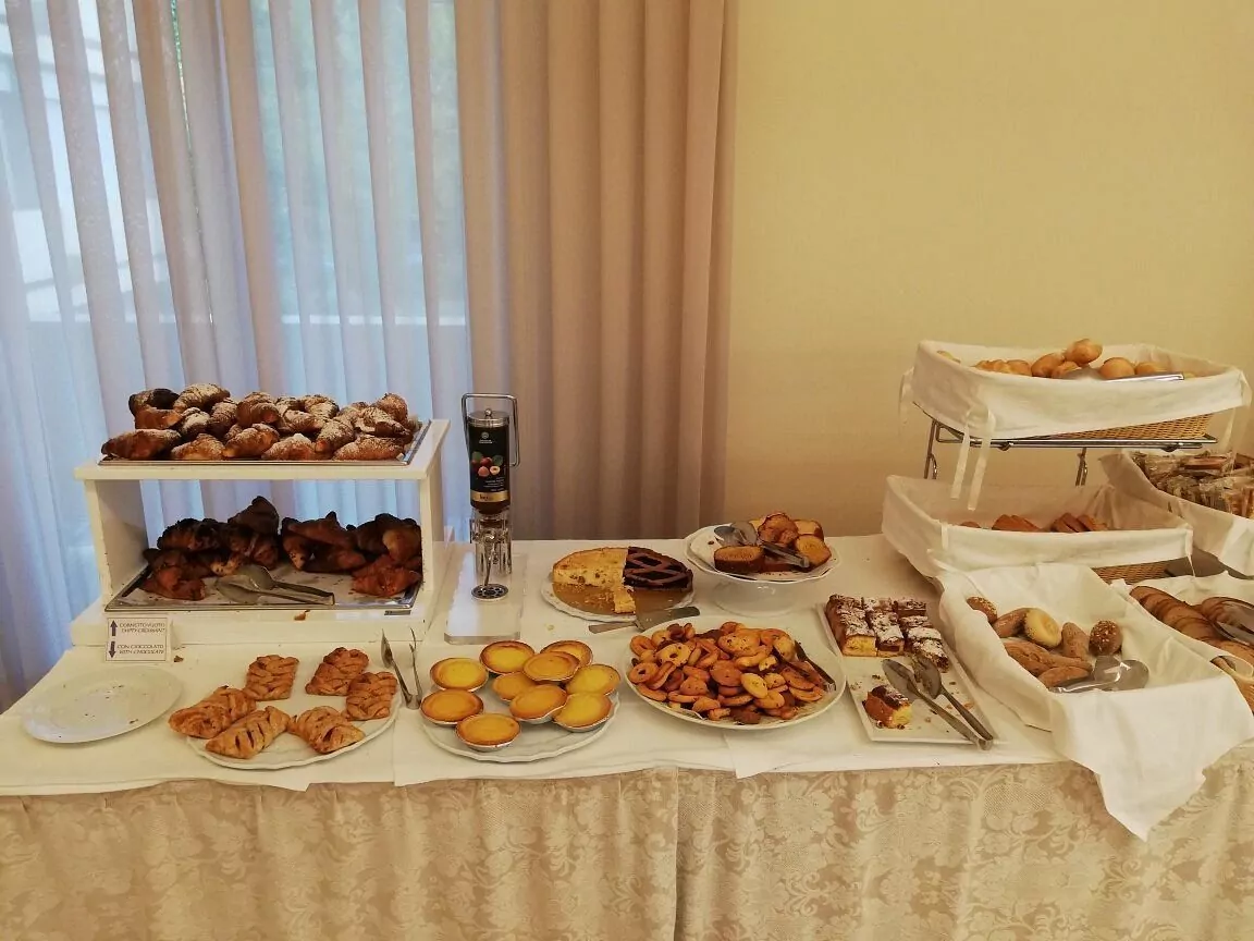 Buffet di dolci assortiti per colazione.