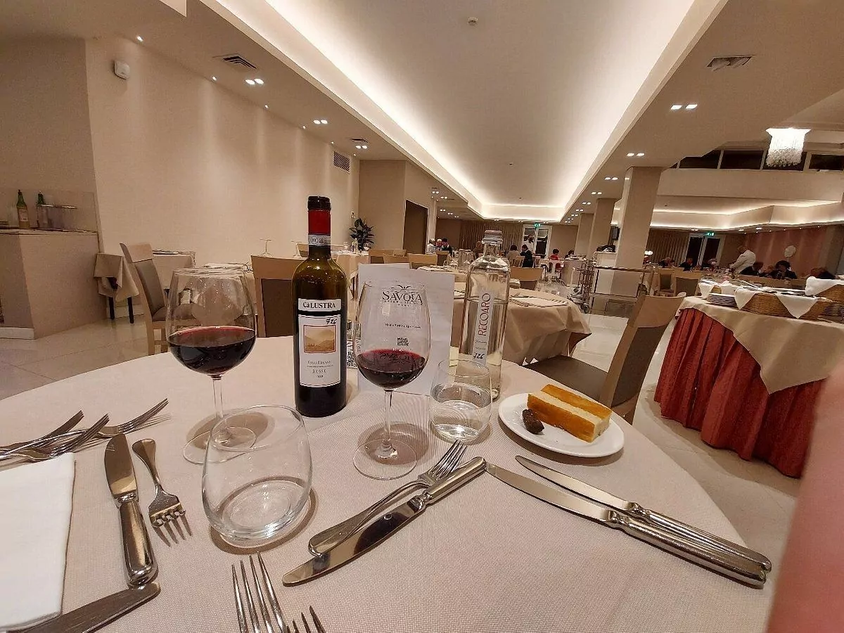 Tavolo ristorante elegante con vino e posate.