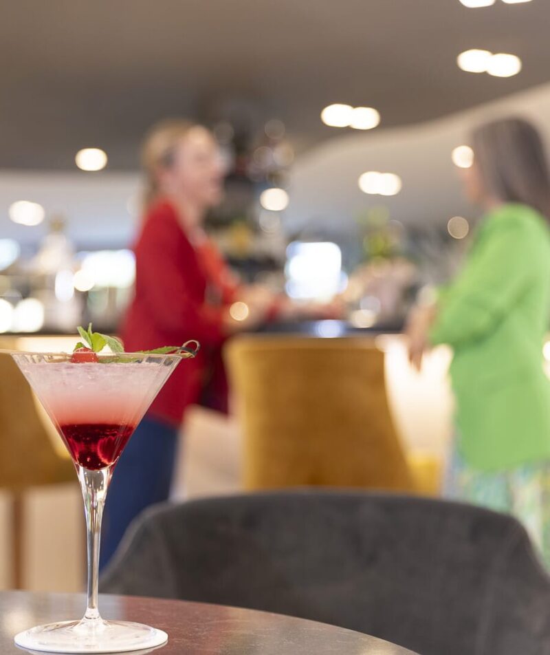 Ein eleganter Cocktail in der Hotelbar