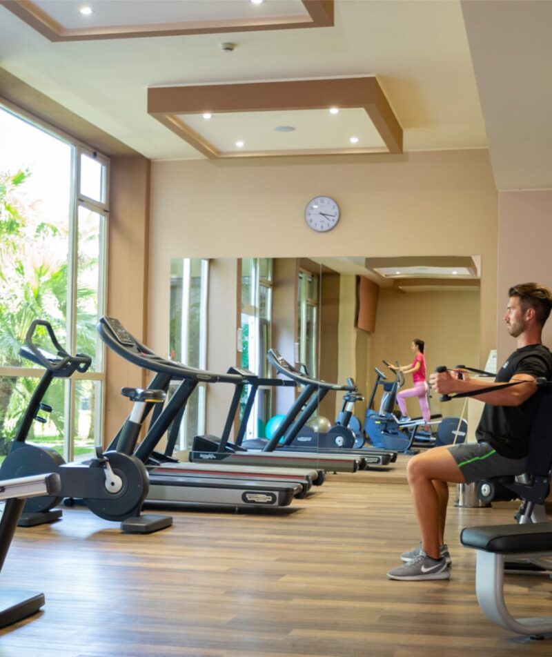 Ein modernes Fitnessstudio mit modernsten Geräten.