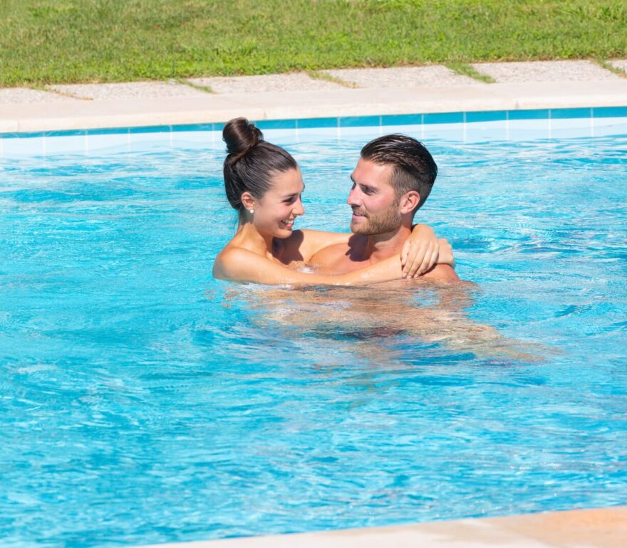 Coppia felice in piscina termale