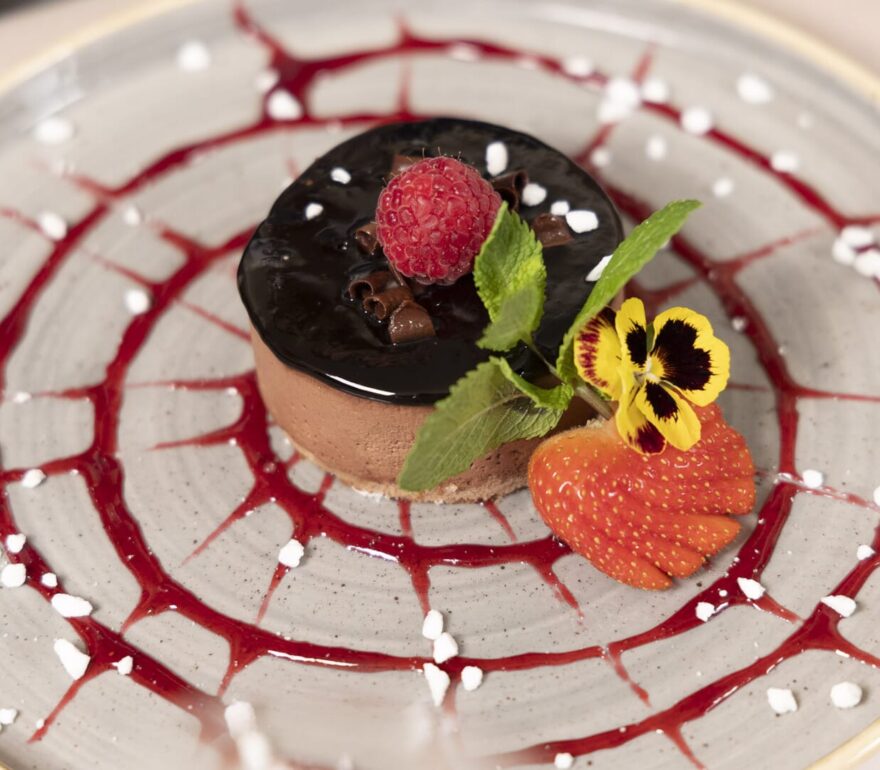 Raffinato dessert con decorazione gourmet