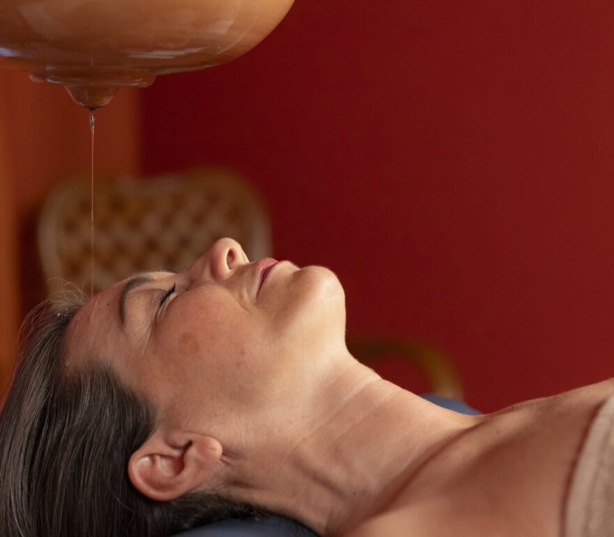 Gocce d'olio sul viso durante un massaggio.