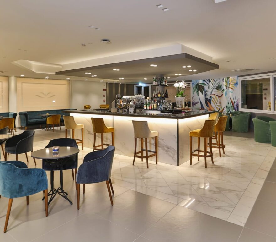 Elegante Hotelbar mit moderner Einrichtung