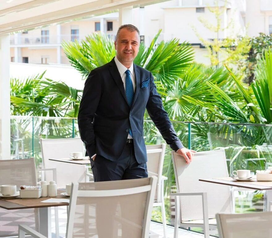 Ospite accolto su terrazza verdeggiante.