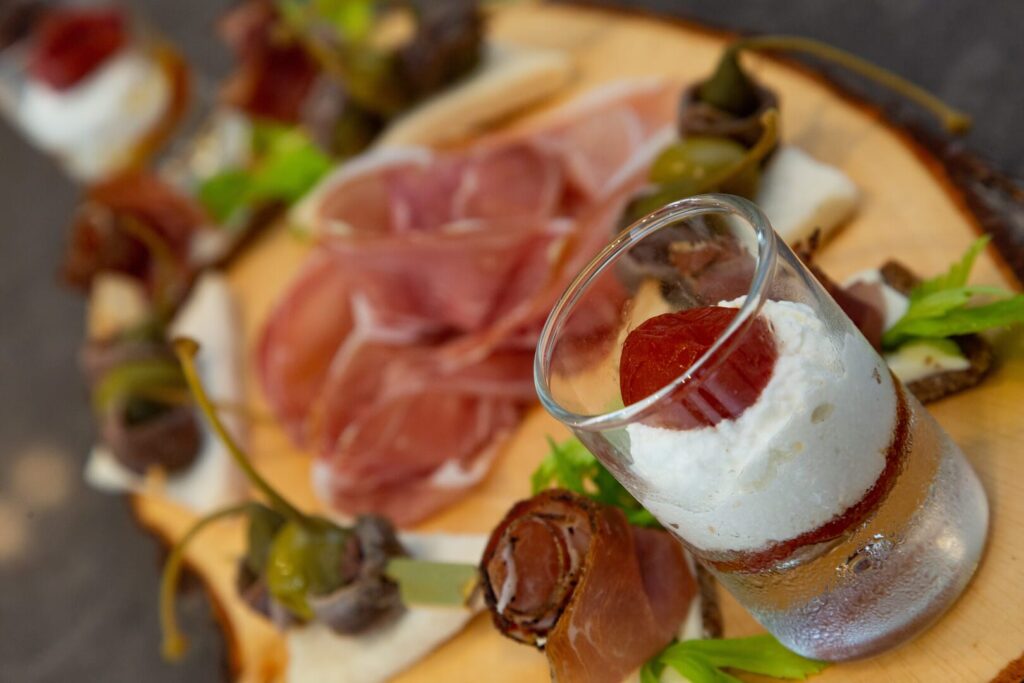Un gustoso tagliere di salumi e dessert.