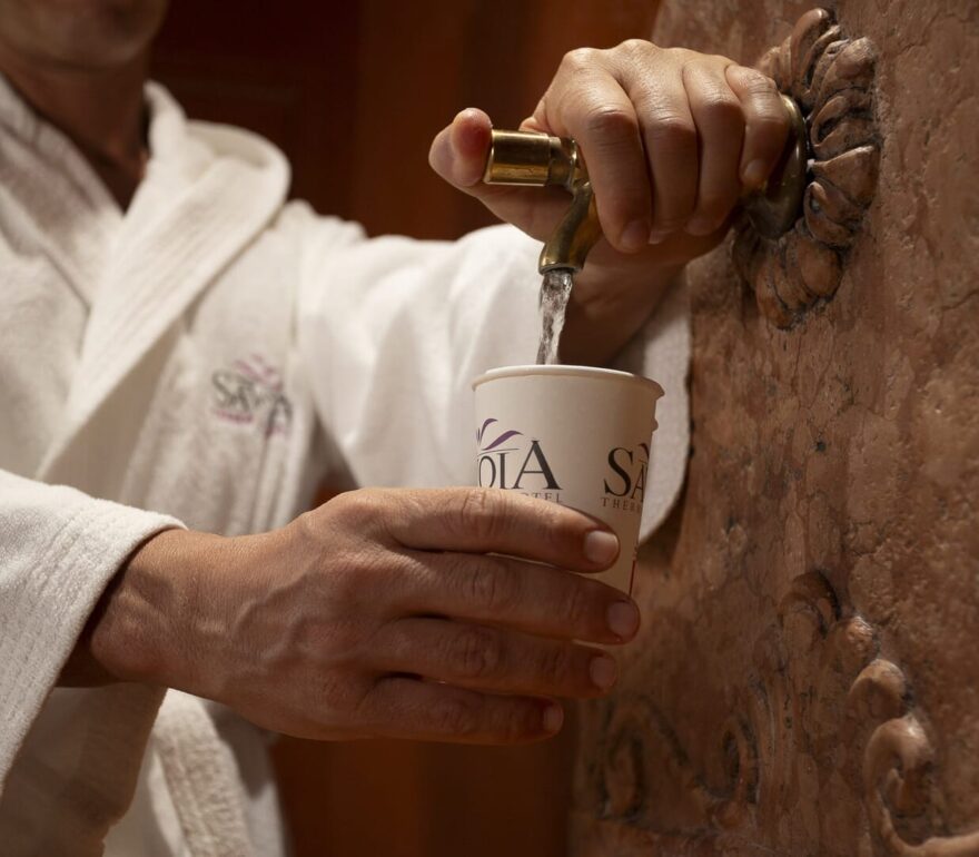 Rituale rigenerante con acqua termale.