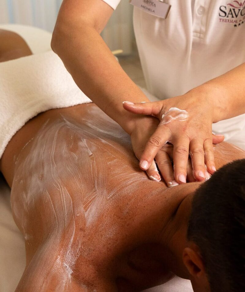 Rückenmassage mit entspannender Creme im Spa.