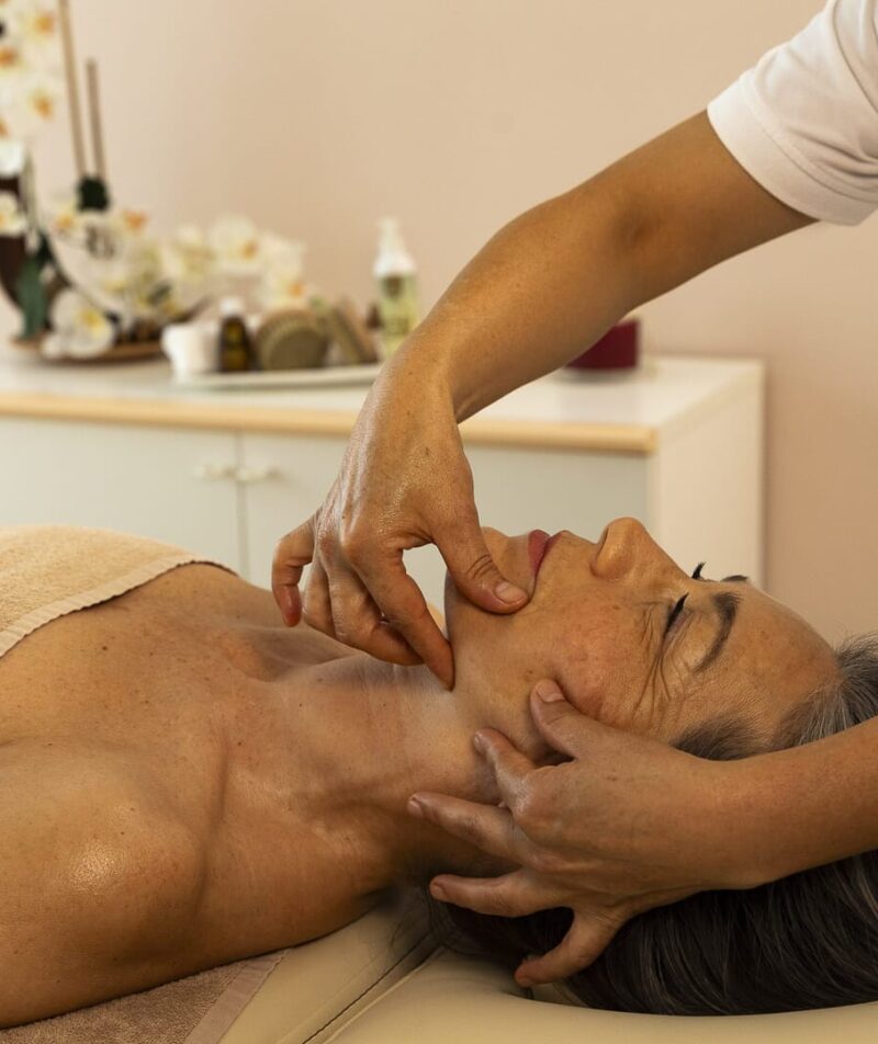 Entspannende Gesichtsbehandlung im Wellness-Spa.