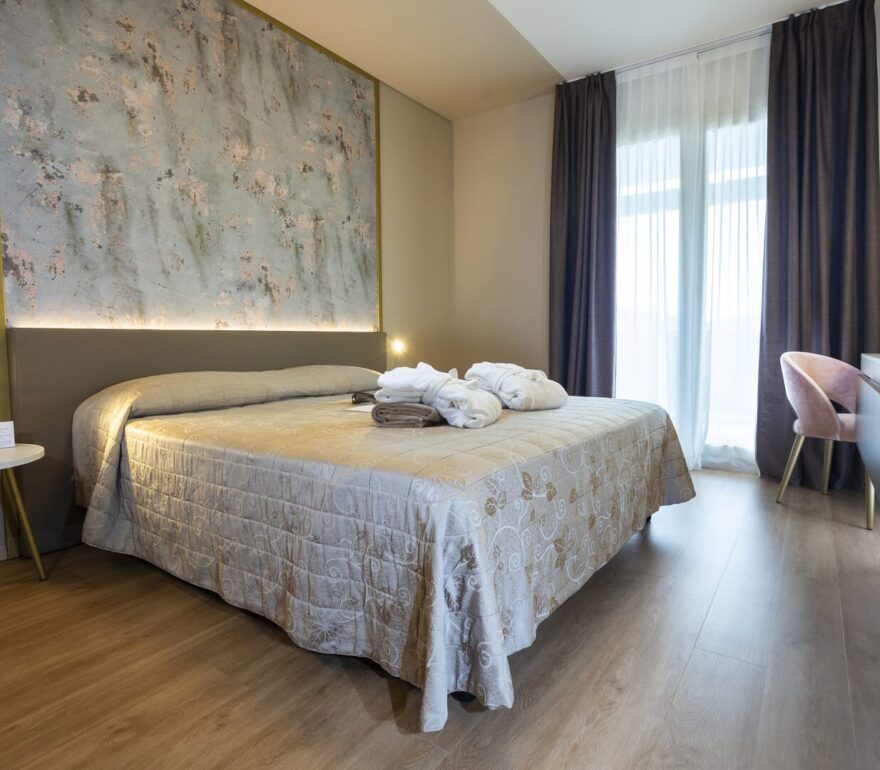 Camera moderna e accogliente con letto matrimoniale.