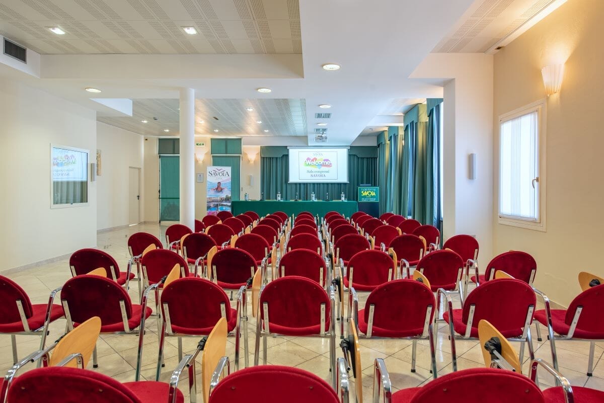 Sala conferenze accogliente e ben illuminata.