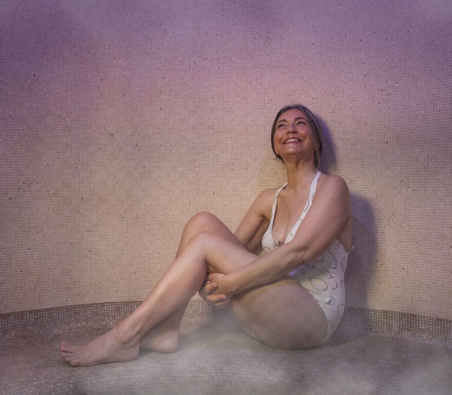 Donna felice nella sauna dell'hotel.