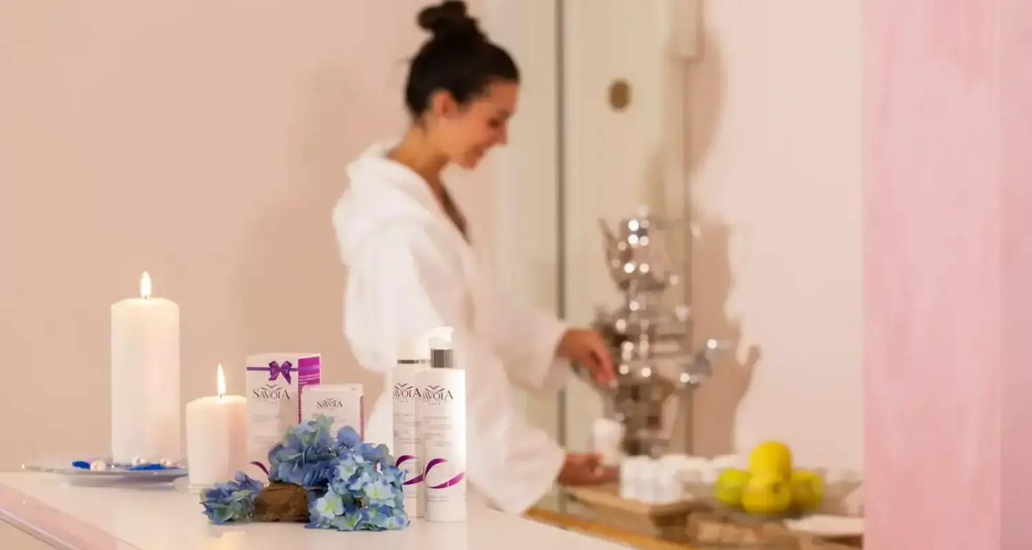 Donna in spa con candele e prodotti di bellezza.