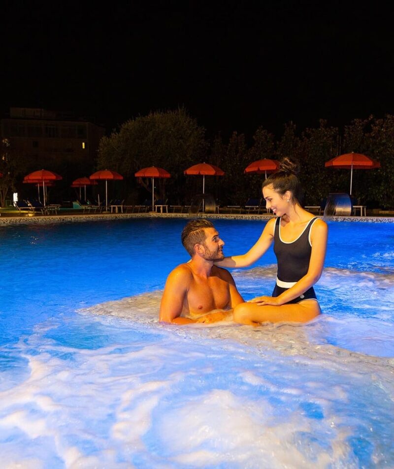 Romantica notte nella piscina termale.