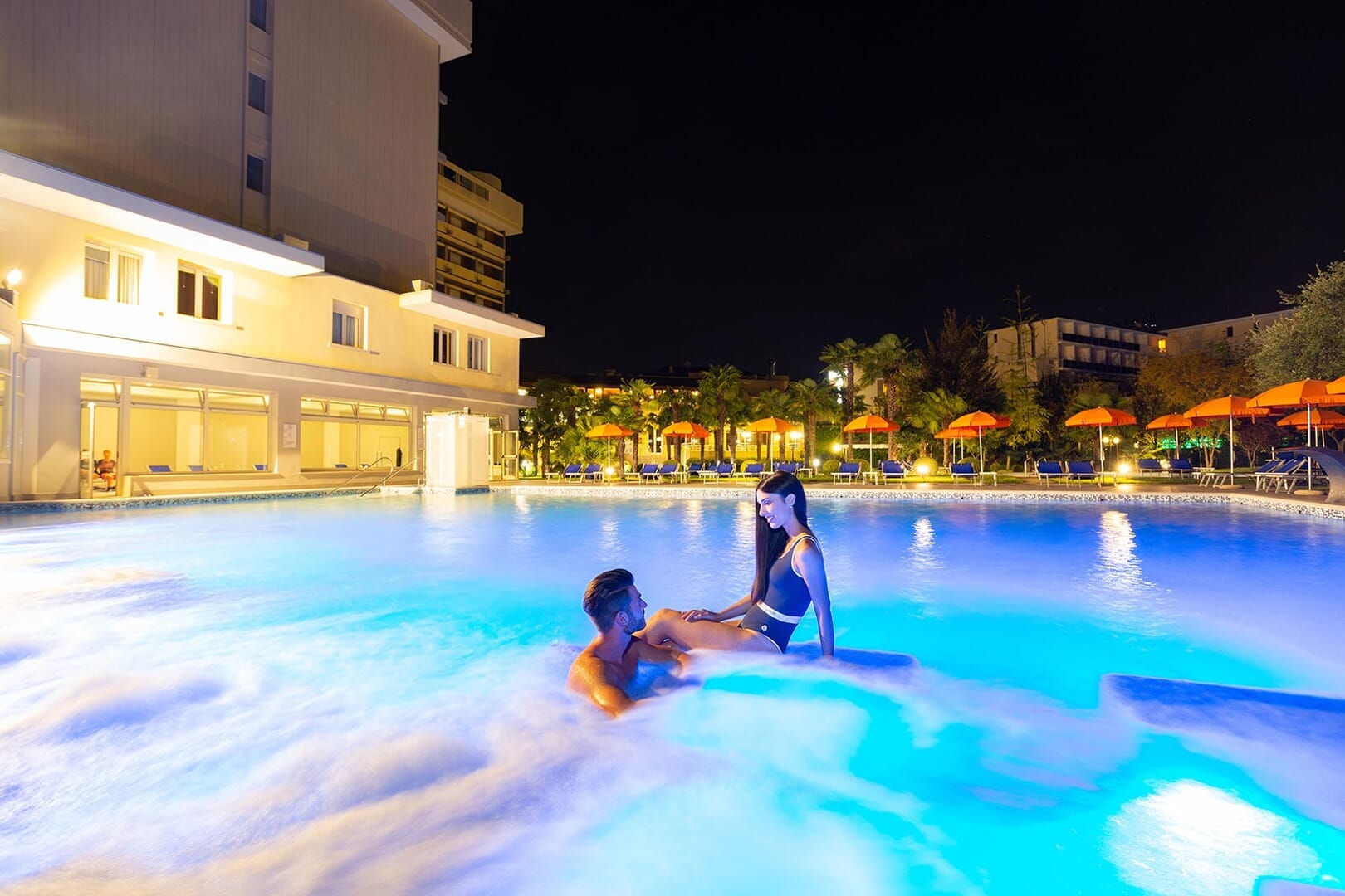 Piscina termale notturna, atmosfera rilassante.