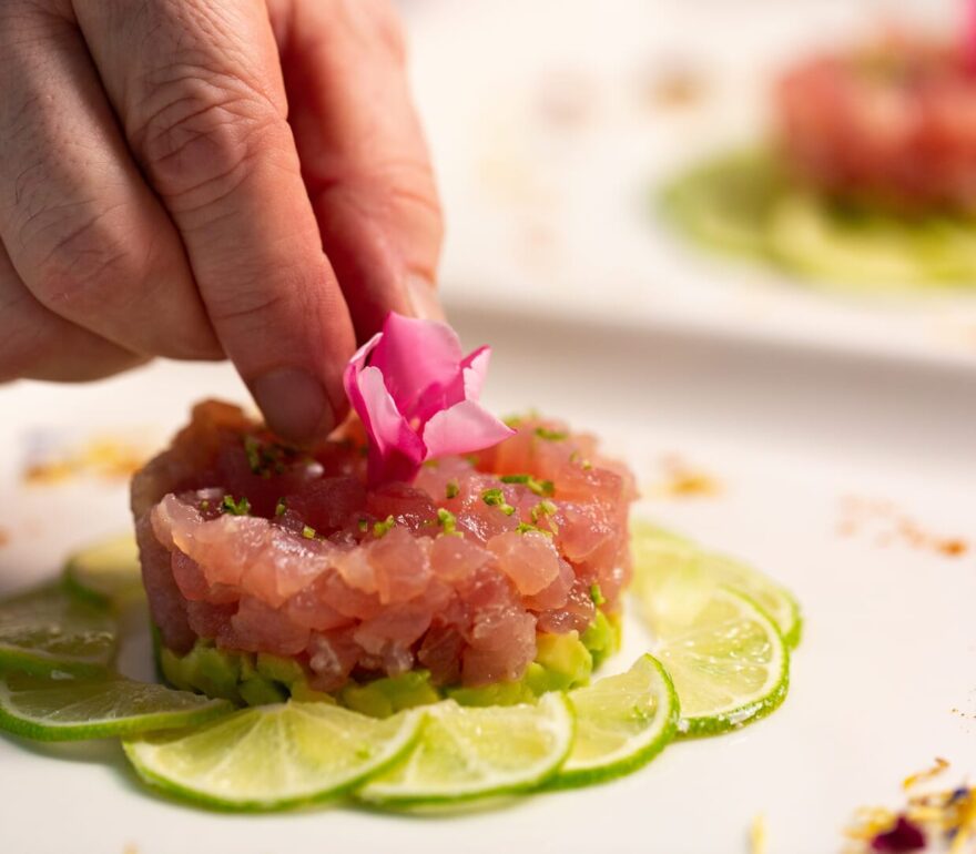 Decorazione di un piatto gourmet al ristorante.