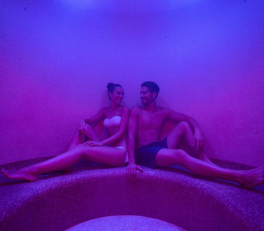 Entspannung in der Sauna, umgeben von sanftem Licht.