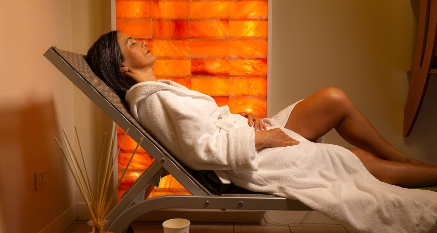Eine Frau, die sich in einem hellen Spa entspannt