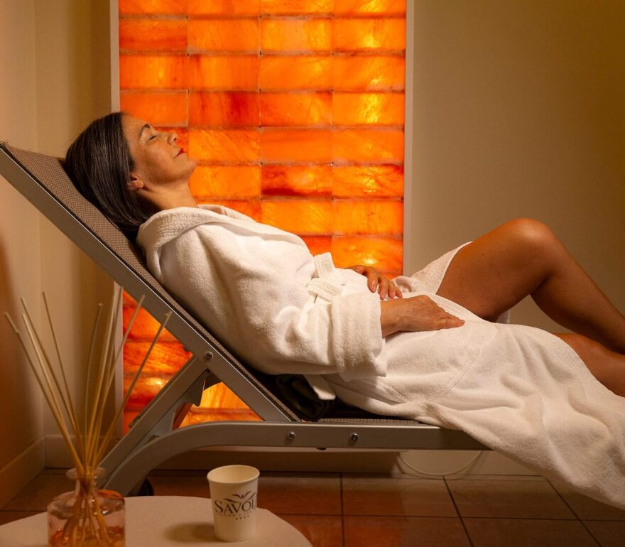 Donna in relax in una spa luminosa