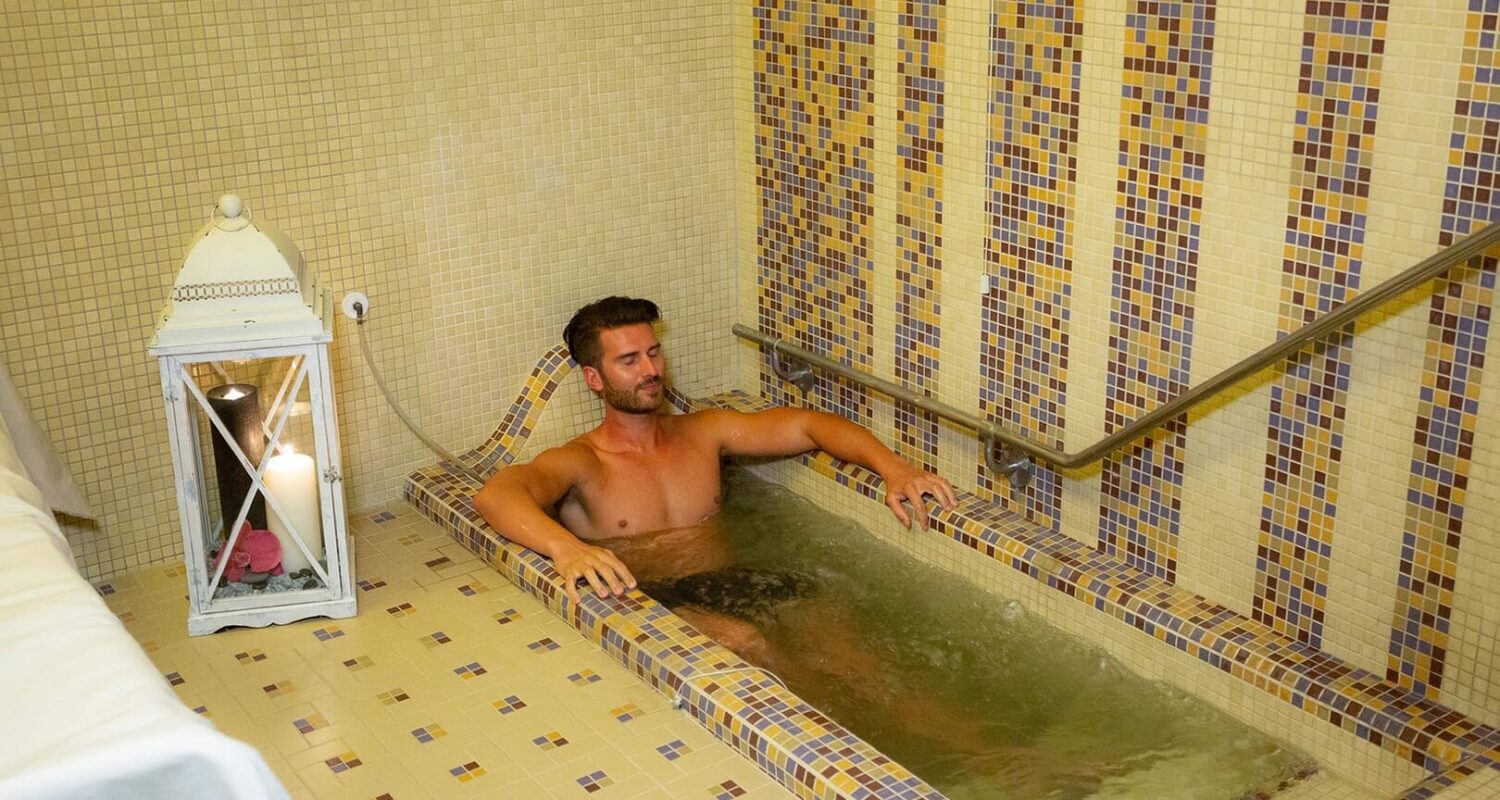 A relaxing thermal bath at the Savoia Hotel.