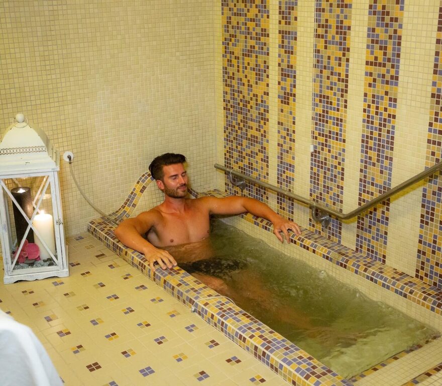 Rilassante bagno termale nell'hotel Savoia.