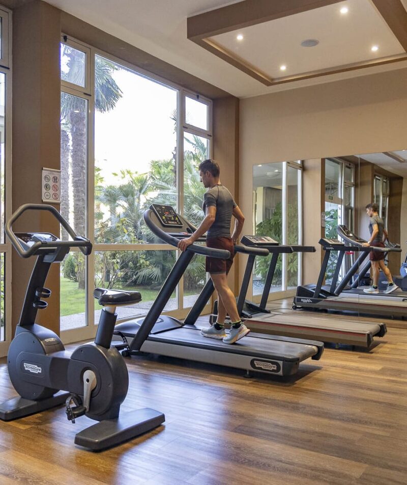 Ein heller und moderner Fitnessraum