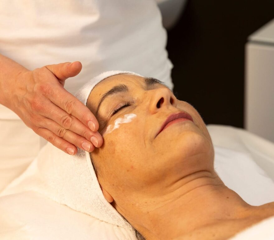 Donna riceve trattamento viso in centro benessere.
