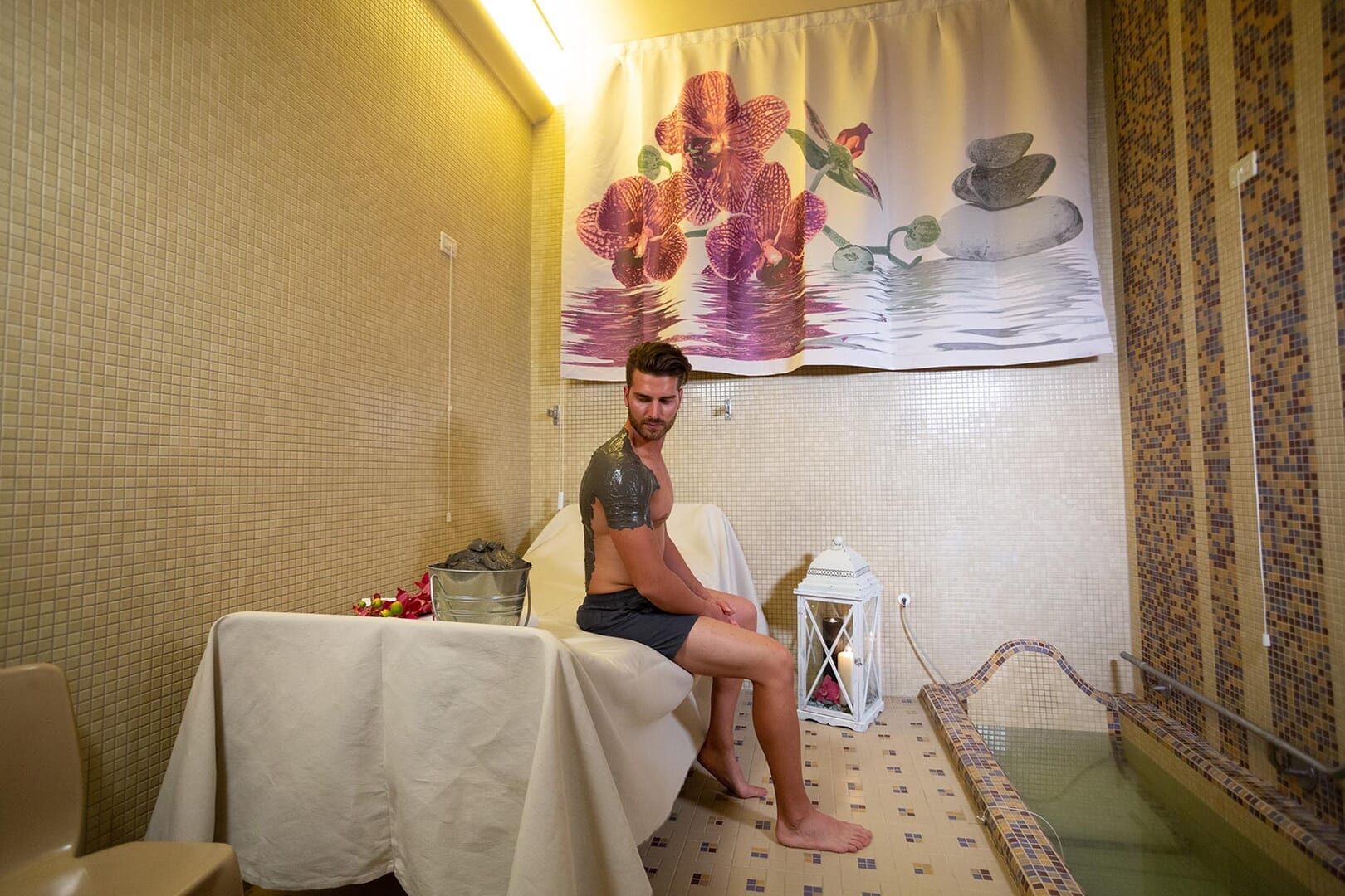Uomo in fangoterapia rilassante in spa