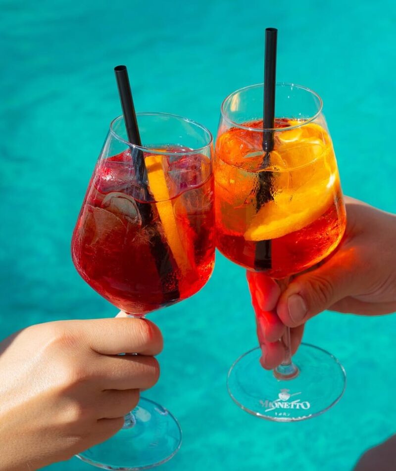 Brindisi con cocktail a bordo piscina