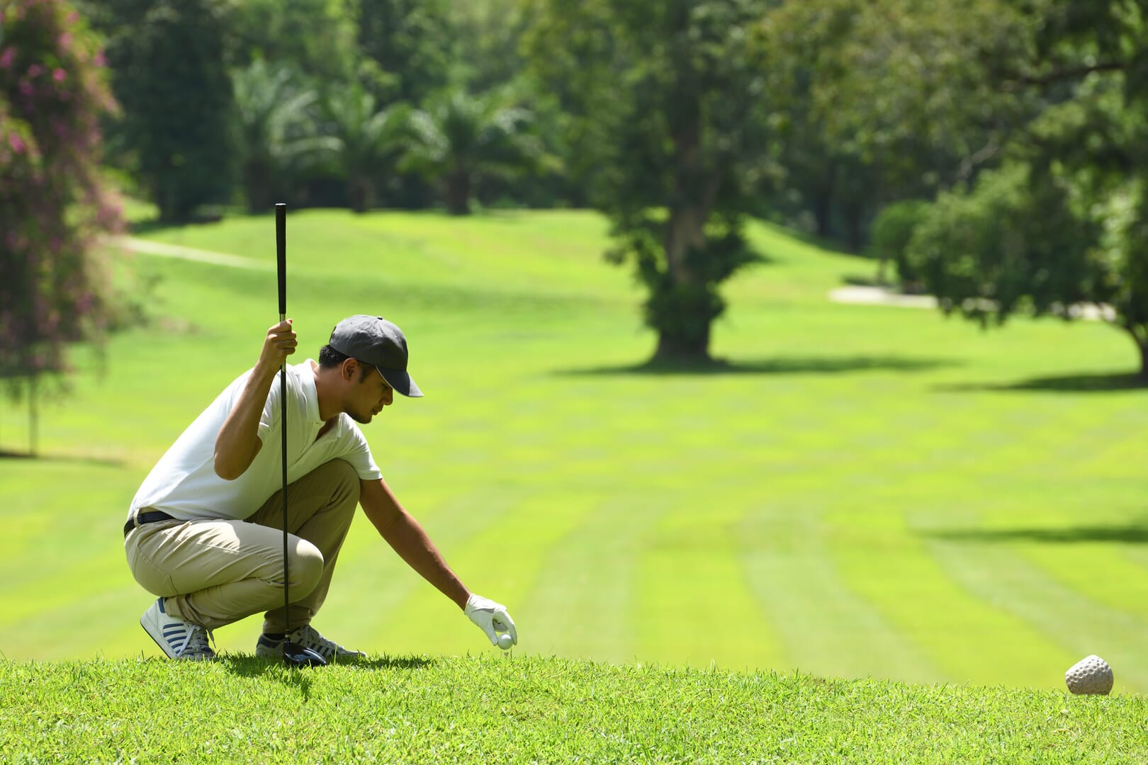 Golfista su campo verde rigoglioso