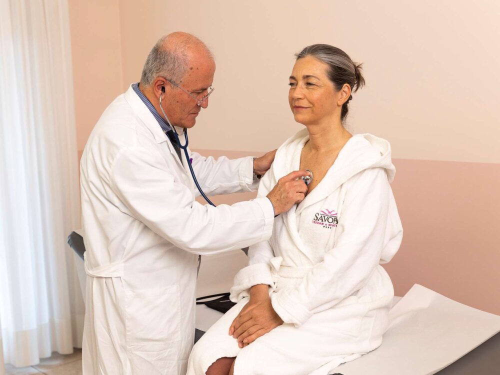 Medico e paziente in visita a spa