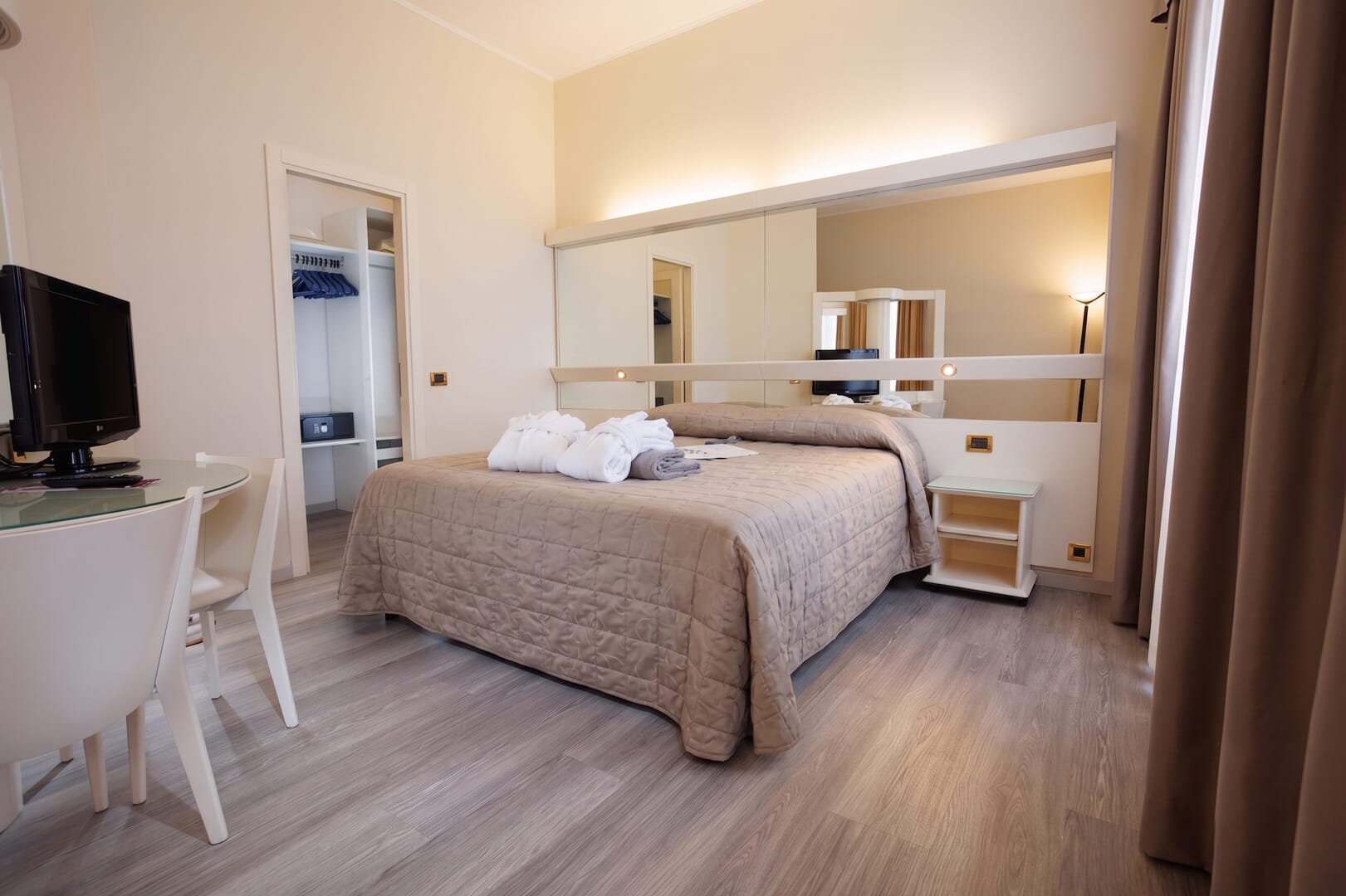 Cozy room with double bed