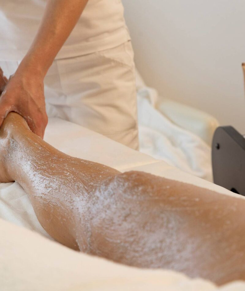 Zarte Hände sorgen für eine entspannende Massage.