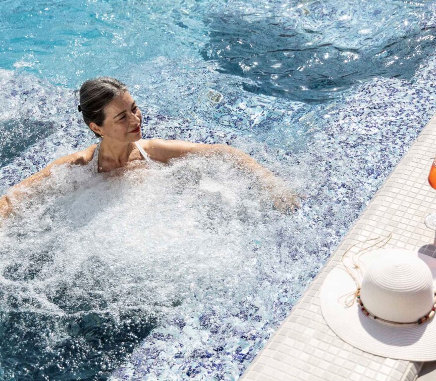 Rilassante bagno termale e cocktail.