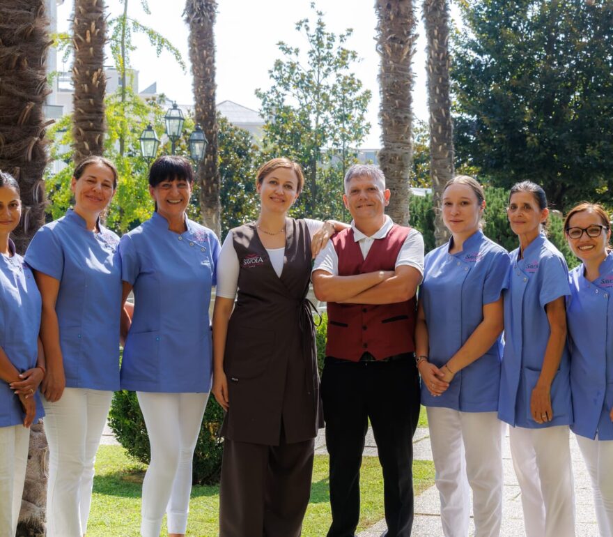 Team accogliente all'ombra delle palme