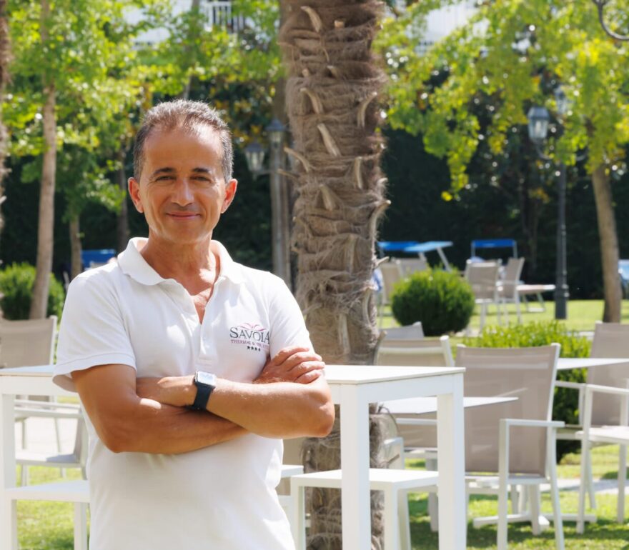Accoglienza calorosa nel giardino dell'hotel